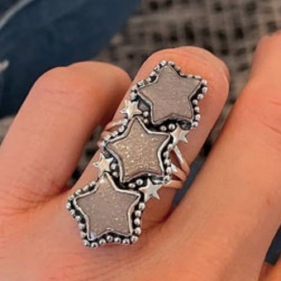 Jewelry - EXCLUSIVE Star Crawler Ring🔥